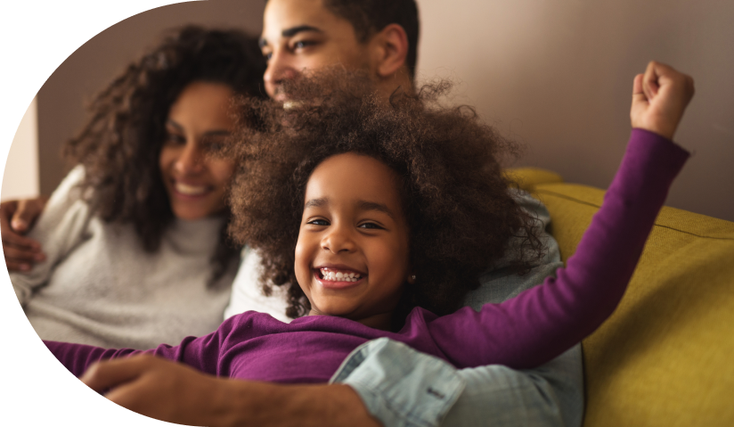 Imagem de uma família sorrindo